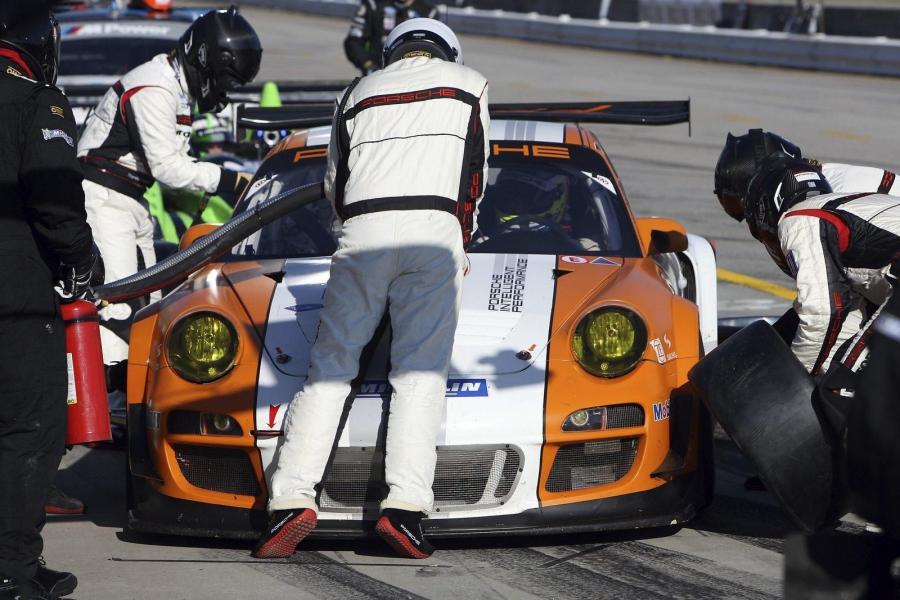  Porsche 911 GT3 R Hybrid 2010 года  (фото 15 из 36)